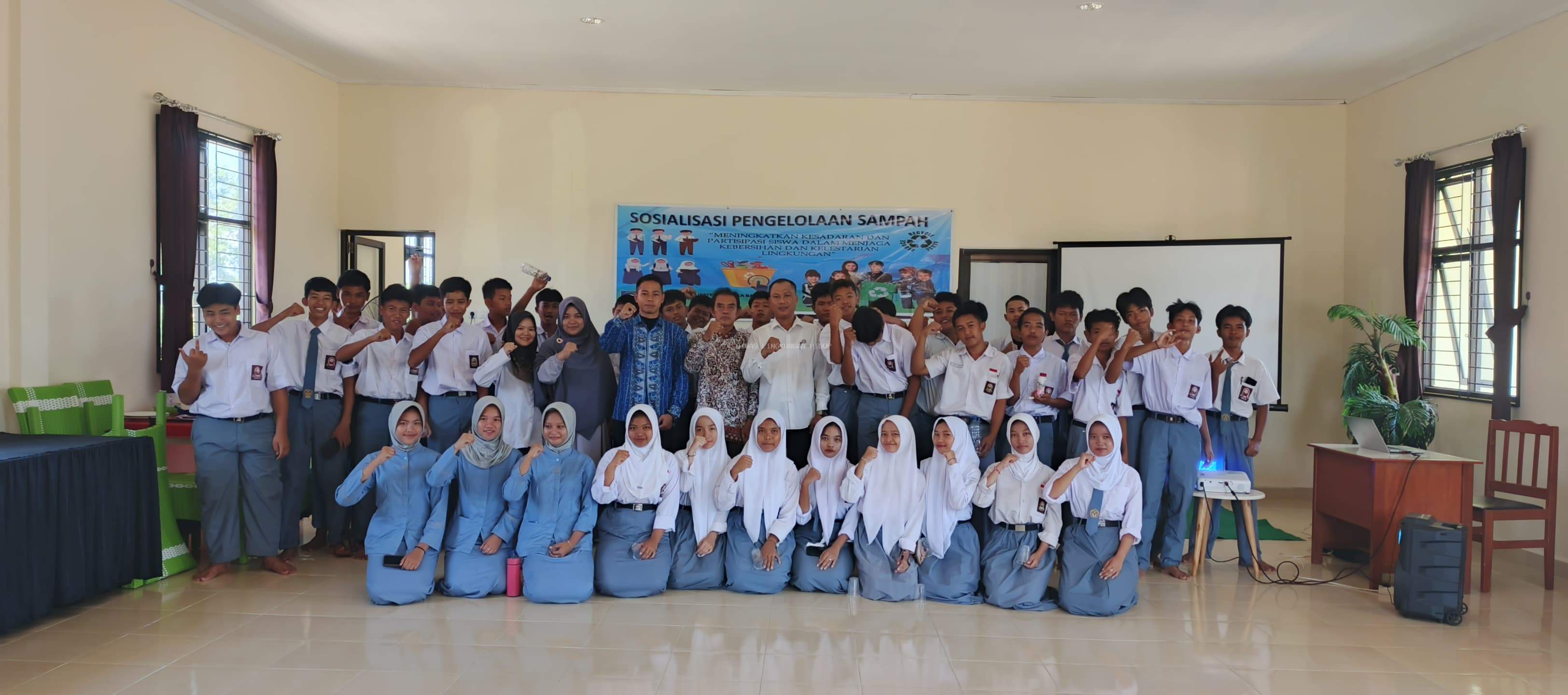 SOSIALISASI PENGELOLAAN SAMPAH DI SMK MUHAMMADIYAH MENTOK